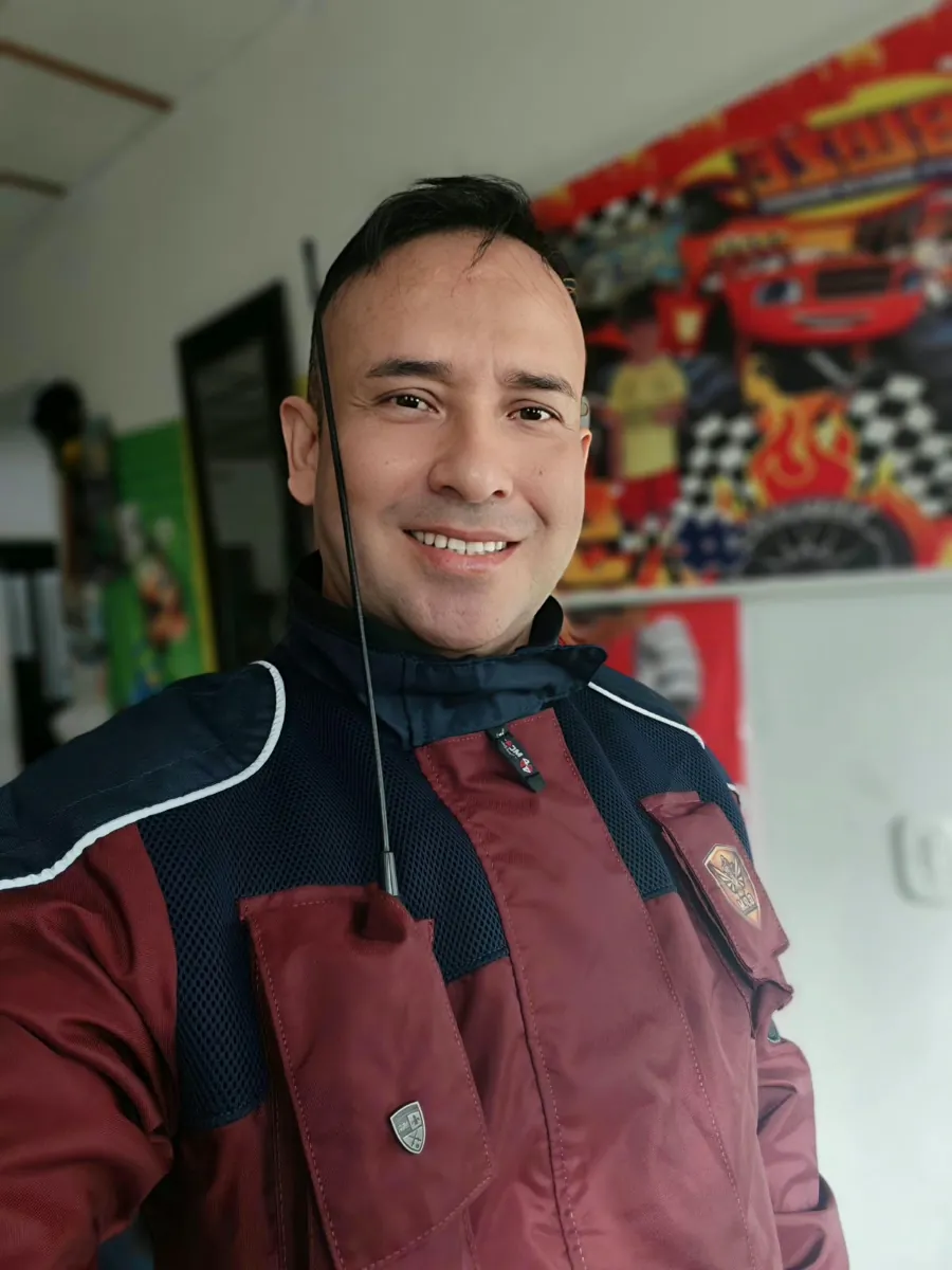 Integrante del equipo de GRM Comando Integral con chaqueta de moto
